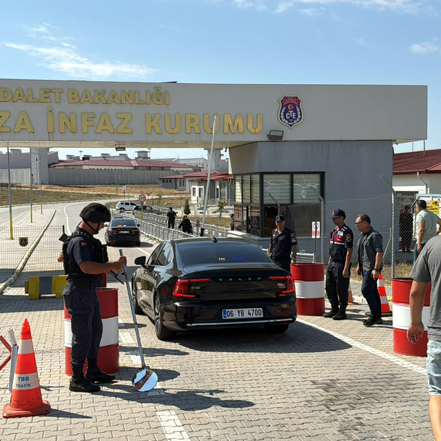 Ümit Özdağ, cezaevindeki Sinem Dedetaş ile Oğuzhan Uğur'u ziyaret etti