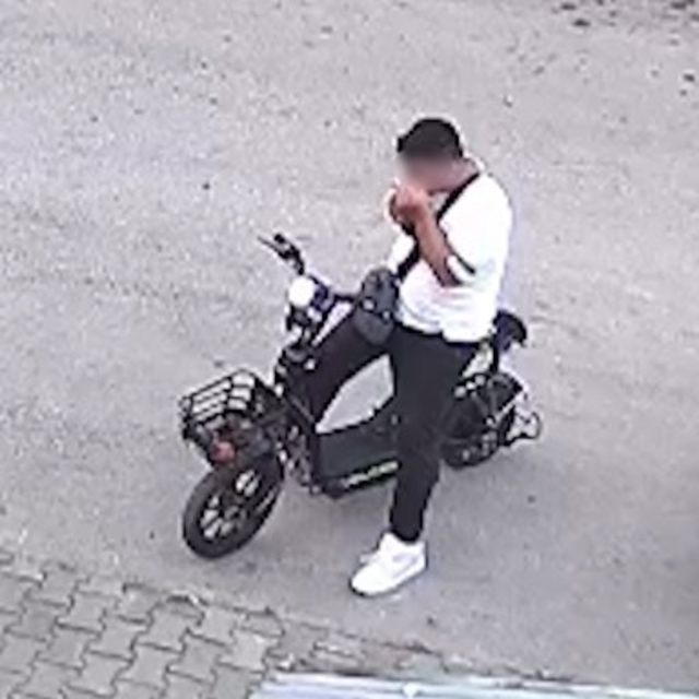 Yavru kediyi önce öptü, sonra boğdu