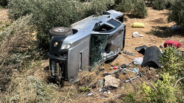 Tarsus'ta pikap şarampole yuvarlandı: Baba ve oğlu yaralandı