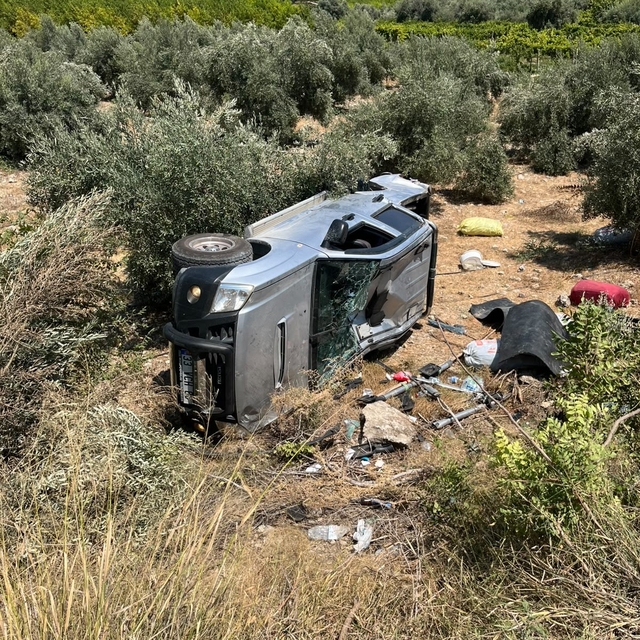 Tarsus'ta pikap şarampole yuvarlandı: Baba ve oğlu yaralandı