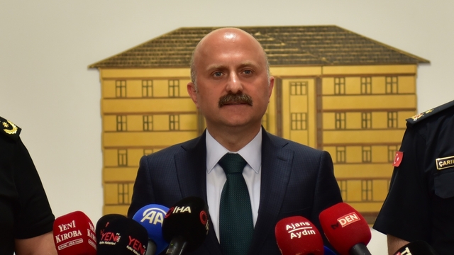 Aydın'daki orman yangını soruşturmasında 2 gözaltı
Çine yangınının ardından hasar tespit çalışmaları sürüyor