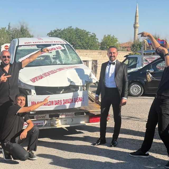 Düğünde arkadaşları, damada hurda otomobil hediye etti