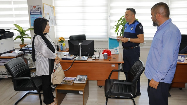 Büyükşehir zabıtasından güven veren duyarlılık: Kayıp cüzdan sahibine eksiksiz teslim edildi