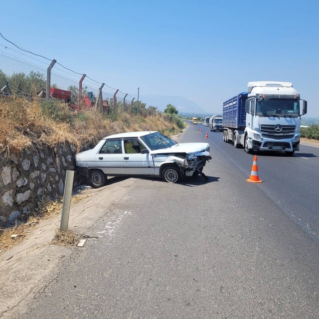 Manisa'da tır ile otomobil çarpıştı: 2 yaralı