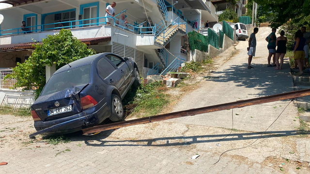 Elektrik direğini devirip evin balkonuna çarpan otomobilin sürücüsü yaralandı