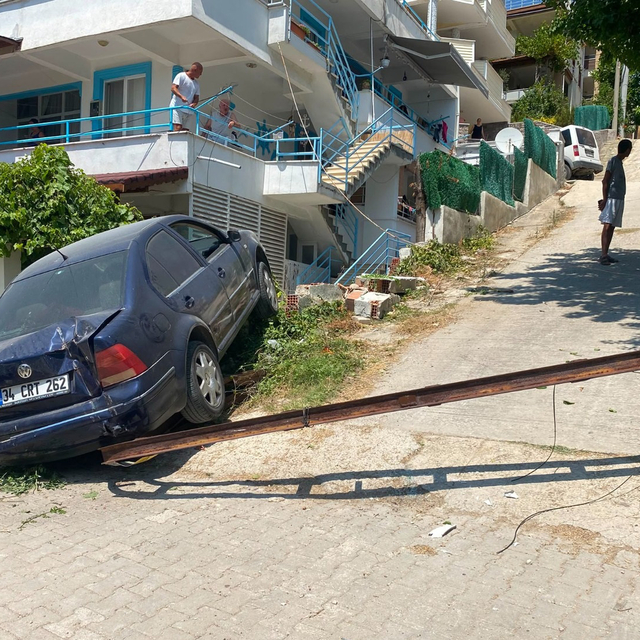 Elektrik direğini devirip evin balkonuna çarpan otomobilin sürücüsü yaralan...