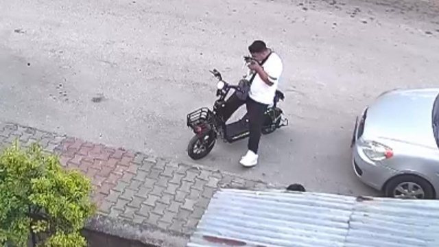 Yavru kediyi önce öptü, ardından da elleriyle boğup kaldırıma bıraktı