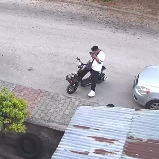 Yavru kediyi önce öptü, ardından da elleriyle boğup kaldırıma bıraktı