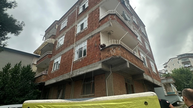 Çatıya çıkan vatandaş, polis tarafından indirildi