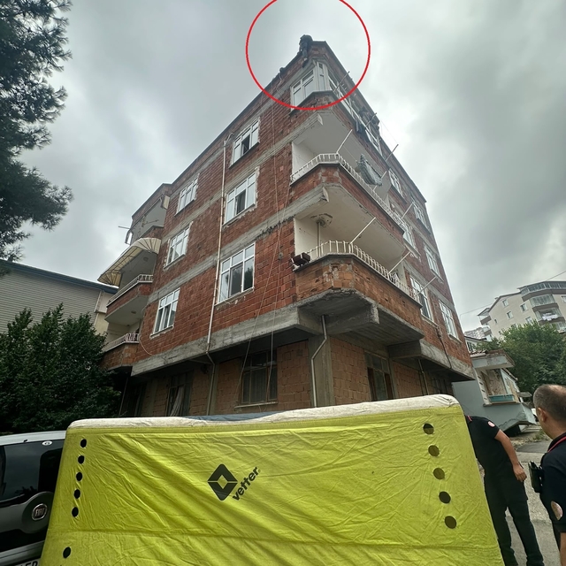 Çatıya çıkan vatandaş, polis tarafından indirildi