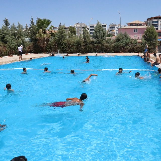 Sıcak havada havuzlar dolup taşıyor