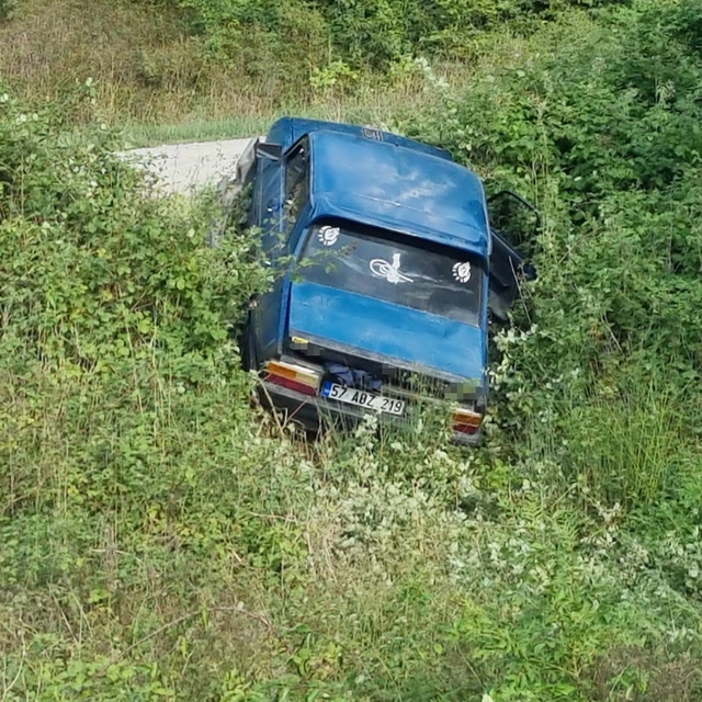 Sinop'ta otomobil şarampole devrildi: 2 yaralı