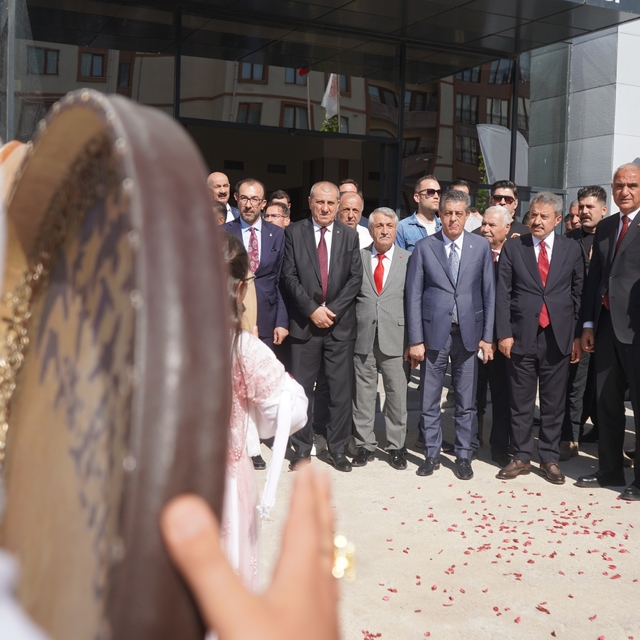 Bakan Ersoy: "Kütüphaneler artık yalnızca kitap okunan yerler değil araştır...
