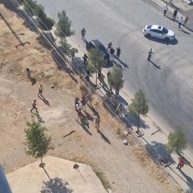 Jandarma kapısında arazi anlaşmazlığı nedeniyle birbirlerine girdiler