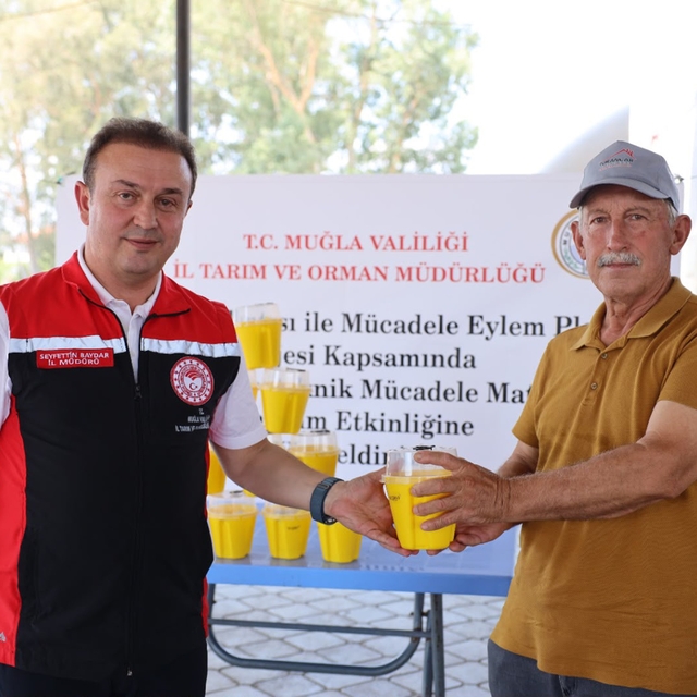 Turunçgil üreticilerine 8 bin Akdeniz Meyve Sineği tuzağı dağıtıldı