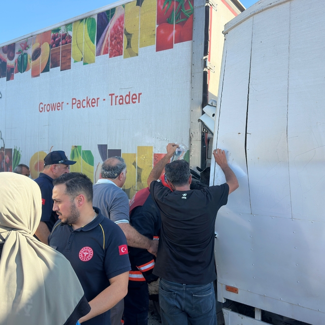 Kamyon tırla çarpıştı: 1 ölü, 1 yaralı