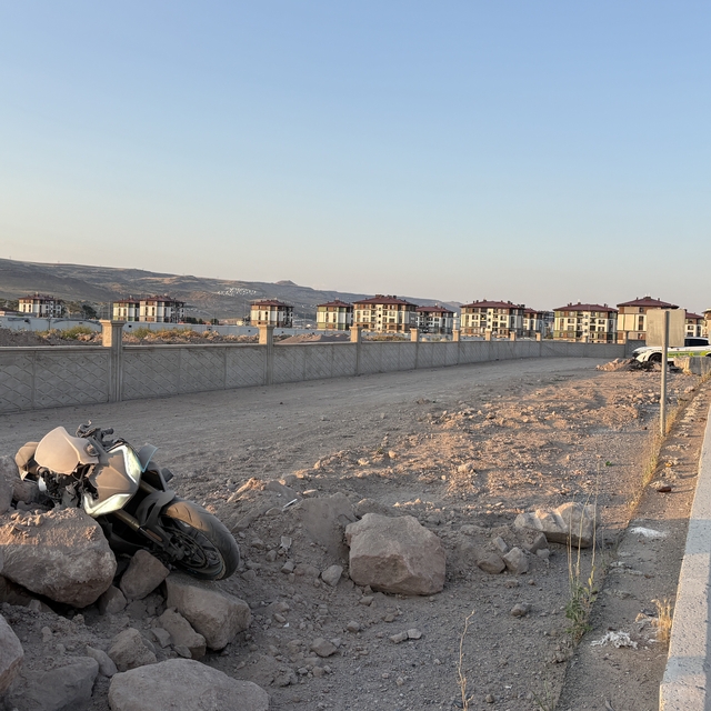 Virajı alamayan motosiklet yoldan çıktı: 2 yaralı