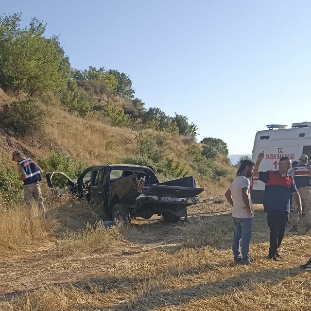 Palu'da kamyonet  şarampole yuvarlandı: 2 yaralı
