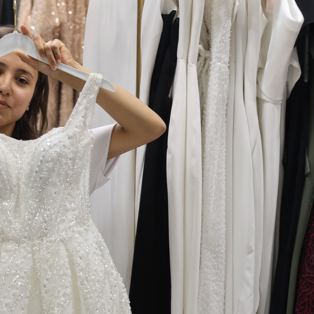 Düğünlerde tercih 'kiralık gelinlik'
50 bin TL'yi aşan gelinlik fiyatlarına...