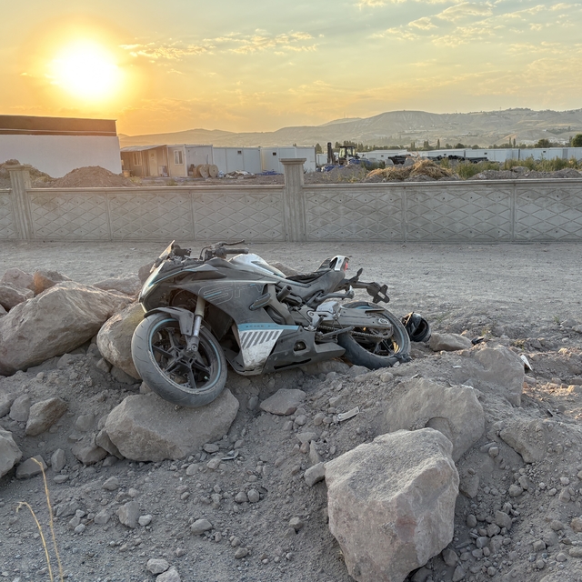 Kayseri'de motosiklet devrildi: 2 yaralı