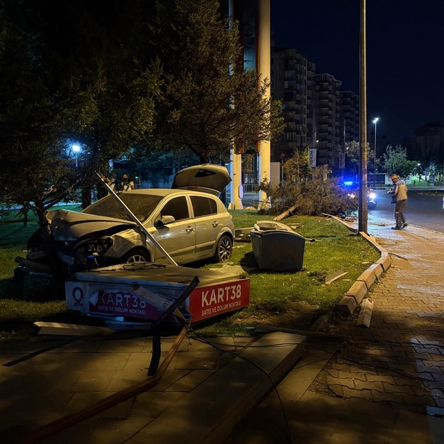 Otomobil parka daldı, ortalık savaş alanına döndü