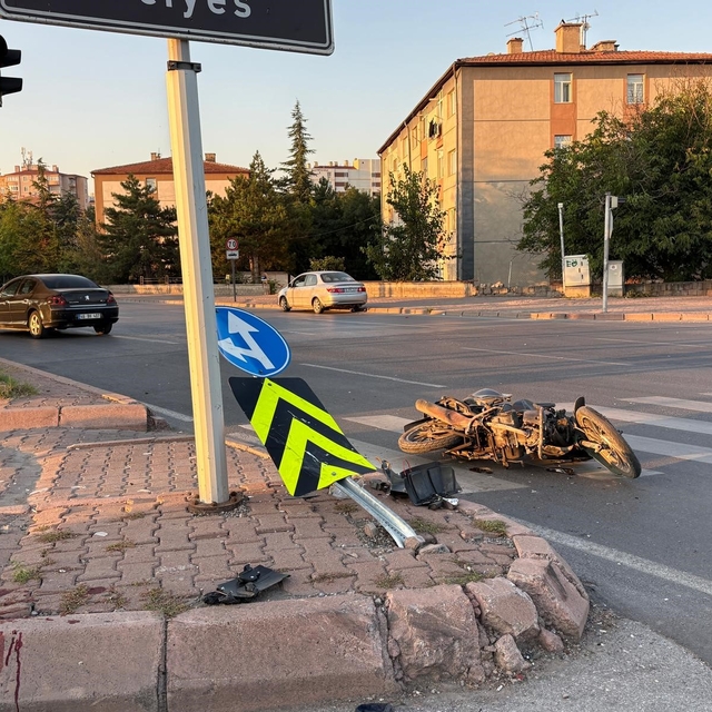 Kayseri'de otomobilin çarptığı motosiklet sürücüsü ağır yaralandı
