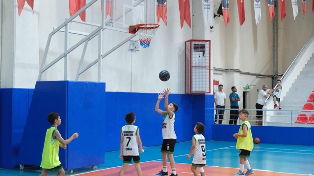 Buharkent'te genç basketbolcular kıyasıya mücadele etti