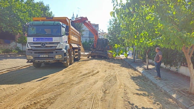 Aydın Büyükşehir'den 17 ilçede eş zamanlı yol seferberliği