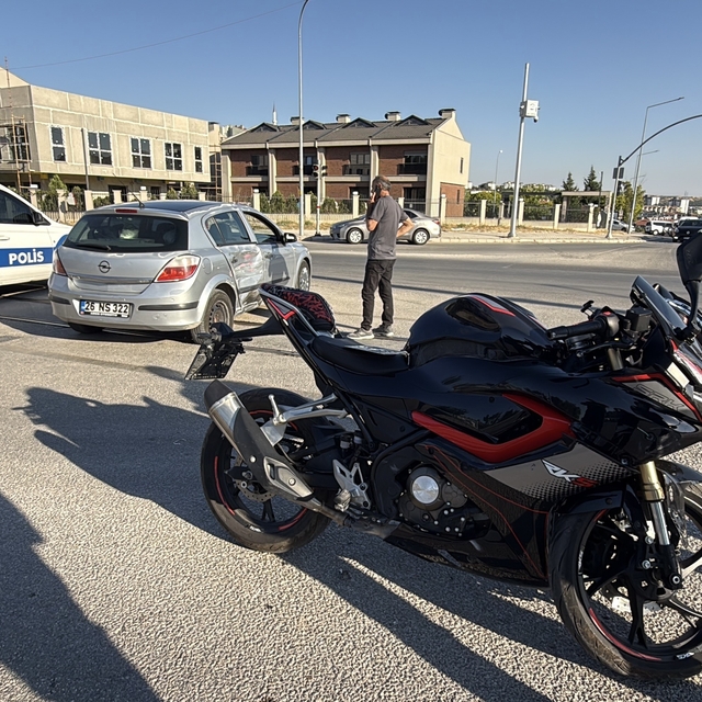 Kavşakta araç ve motosikletin karıştığı kazada 1 kişi yaralandı