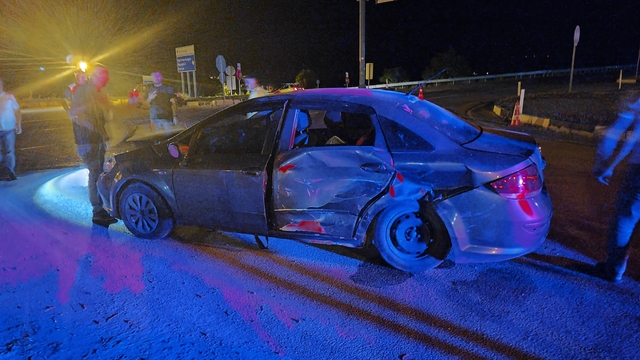 Isparta'da kavşakta iki otomobil çarpıştı: 4 yaralı