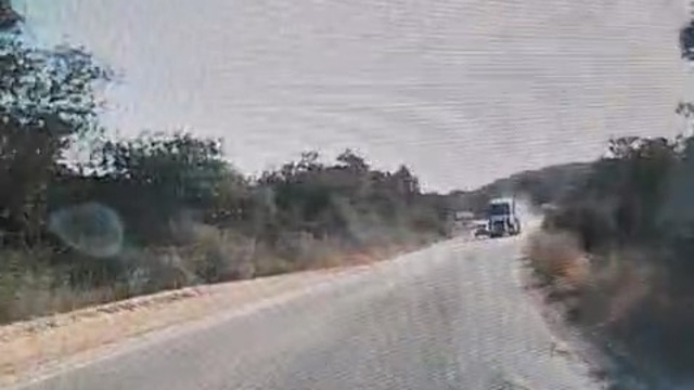 Hatalı sollama yapan hafriyat kamyonu kamerada