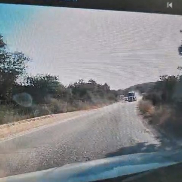 Hatalı sollama yapan hafriyat kamyonu kamerada
