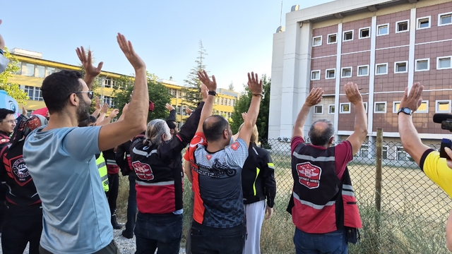 Motosikletlilerden onkoloji servisindeki çocuklara sürpriz
Konvoy halinde hastanenin önüne gelen motosikletliler tedavi gören çocuklara moral verdi
222 Motosiklet Derneği Başkanı Muhammed Bayır:
"Çocuklara biraz umut aşılayabilmek için motosikleri hep beraber buraya doğru sürdük"
"Unutmamaları gereken şey, motosikletçi abileri yanlarında"