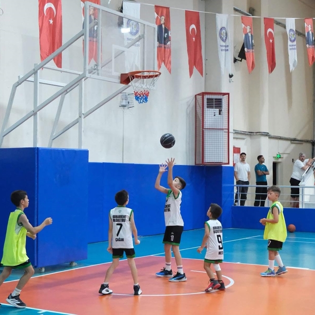 Buharkent'te genç basketbolcular kıyasıya mücadele etti