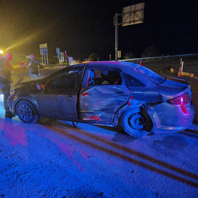 Isparta'da kavşakta iki otomobil çarpıştı: 4 yaralı
