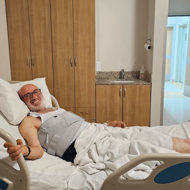 Beslediği boğasının saldırısına uğradı, oğlunun müdahalesiyle hayatta kaldı