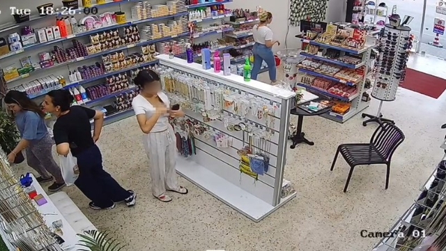 Genç kız takıları önce beğendi, sonra çaldı
Genç kızın 5 takıyı çalma anı saniye saniye güvenlik kamerasına yansıdı