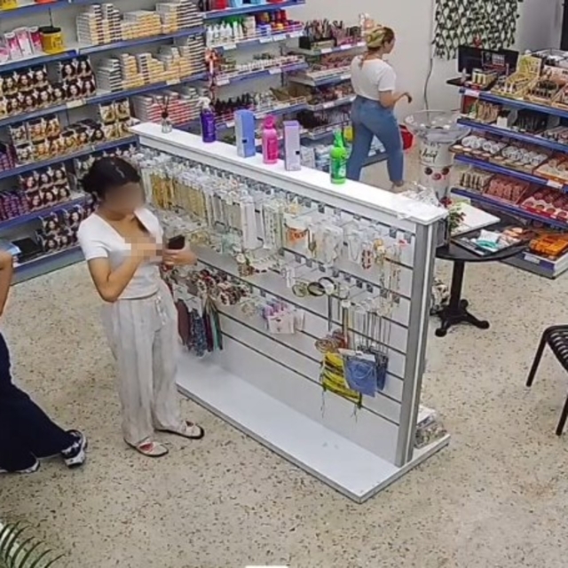 Genç kız takıları önce beğendi, sonra çaldı
Genç kızın 5 takıyı çalma anı s...