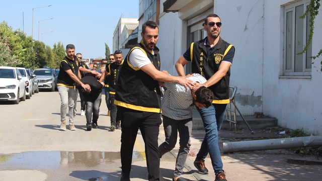 Kebapçı saldırısında emlakçı tetikçilere konum vermiş
Kalaşnikoflu kebapçı saldırısında tetikçiler dahil 6 kişi tutuklandı
Saldırı öncesi tetikçilere yer bildiren şüpheli: "Yaralıyım, mağdurum"