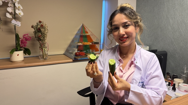 Kilo kontrolünde 'ses ve dokunma' etkisi
Beslenme ve Diyet Uzmanı Ayşegül Akkaya Erdem:
"Yemek yerken çıkan sesleri duyma ve yiyeceklere elle dokunma doyma hissini artırarak kilo kontrolüne katkı sağlıyor"
"Sağlıklı kilo yönetimi için sadece ne yediğimiz değil, yemeği nasıl tükettiğimiz de kritik bir öneme sahip"