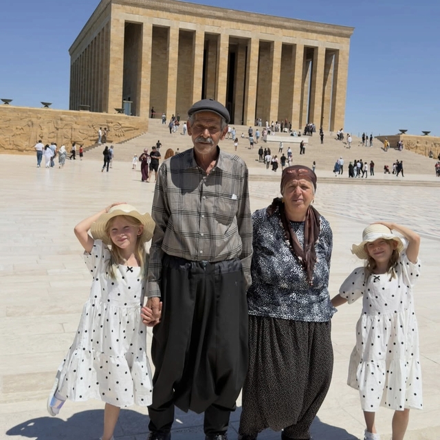 34 yıl sonra tüp bebek tedavisiyle dünyaya gelen ikiz kızlarıyla Anıtkabir'...