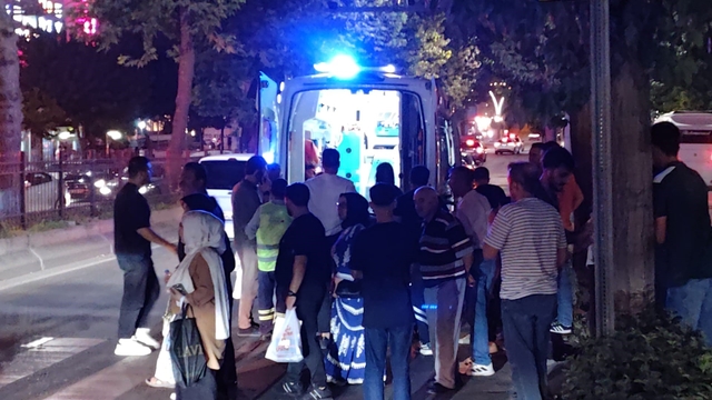 Genç kıza yaya geçidinden geçerken iki araç çarptı
Kız çocuğuna saniyeler içinde iki araç çarptı