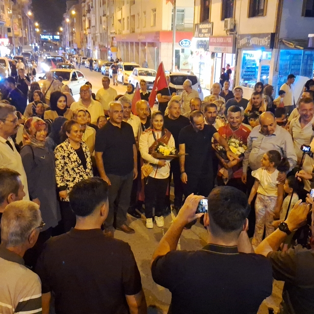 Dünya şampiyonu olan genç güreşçi Özdenur'a yaşadığı ilçede coşkulu karşıla...