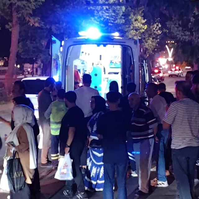 Genç kıza yaya geçidinden geçerken iki araç çarptı
Kız çocuğuna saniyeler i...
