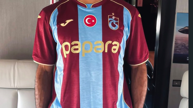 Muhammed Salah uçağa bindi, Trabzonspor formasını giydi