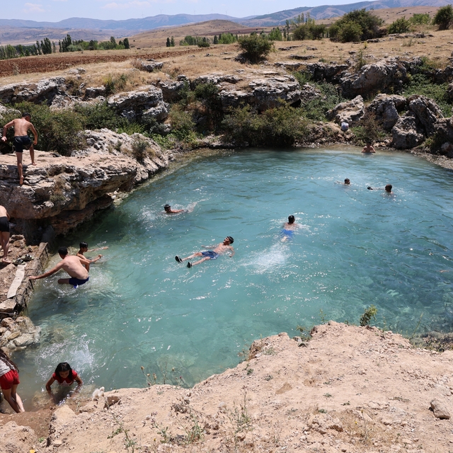 Uyuzlar şifa bulmak, gençler ise serinlemek için giriyor
Kuruyan 'Uyuz Gölü...
