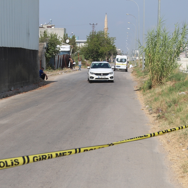 Motosikletli şüpheliler, seyir halindeki otomobile kurşun yağdırdı: 1 yaral...