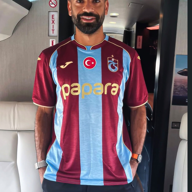 Muhammed Salah uçağa bindi, Trabzonspor formasını giydi