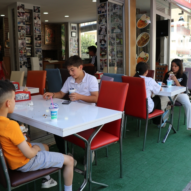 Adana'da anne ve çocuğu üzen lahmacuncuya nispet çocuklara ücretsiz lahmacu...