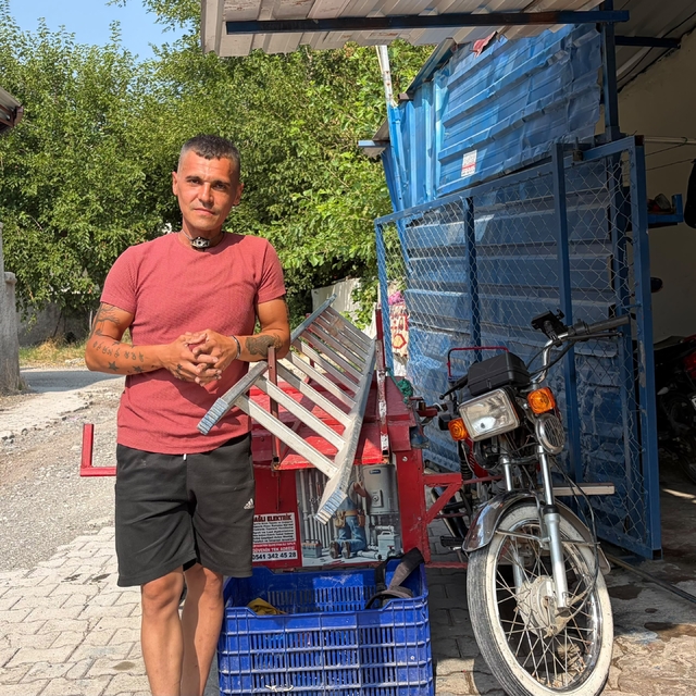 Boynunda merdivenle motosiklet kullanan tesisat ustası konuştu